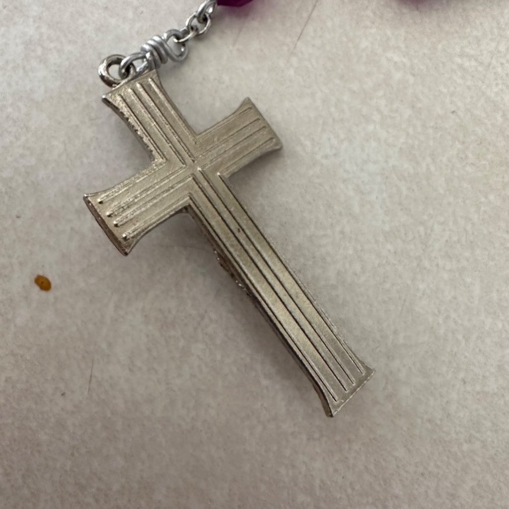 Silver tone purple pink fuchsia magenta beaded Catholic rosary prayer necklace - Picture 6 of 8